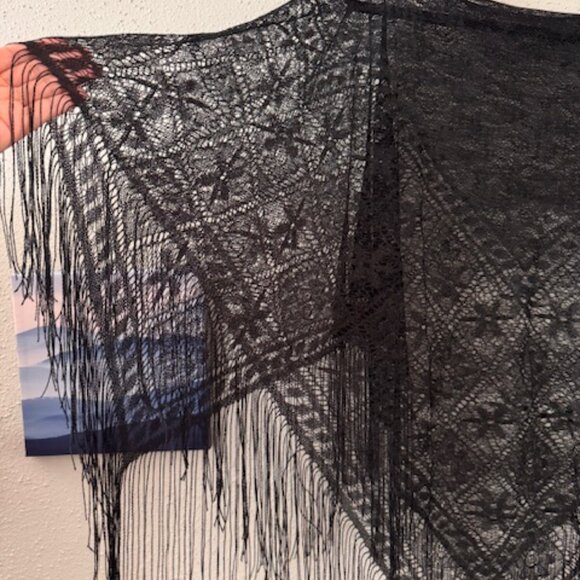 Poncho/Chal Tejido con Flecos (Lightweight black knitted poncho) - Picture 3 of 5